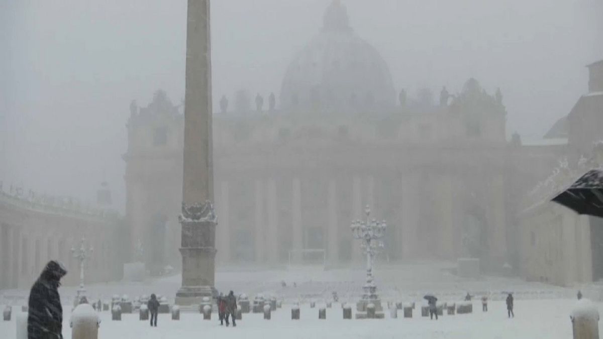 Rare snowfall paralyses Rome