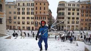 Schnee in Rom - einige fahren sogar Ski