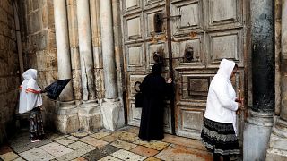 المسيحيون يصلون حول كنسية القيامة بعد غلقها لليوم الثاني