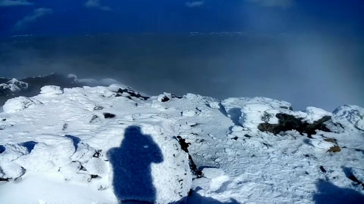 Montanha do Pico com neve: um contraste entre o azul, o verde e o branco