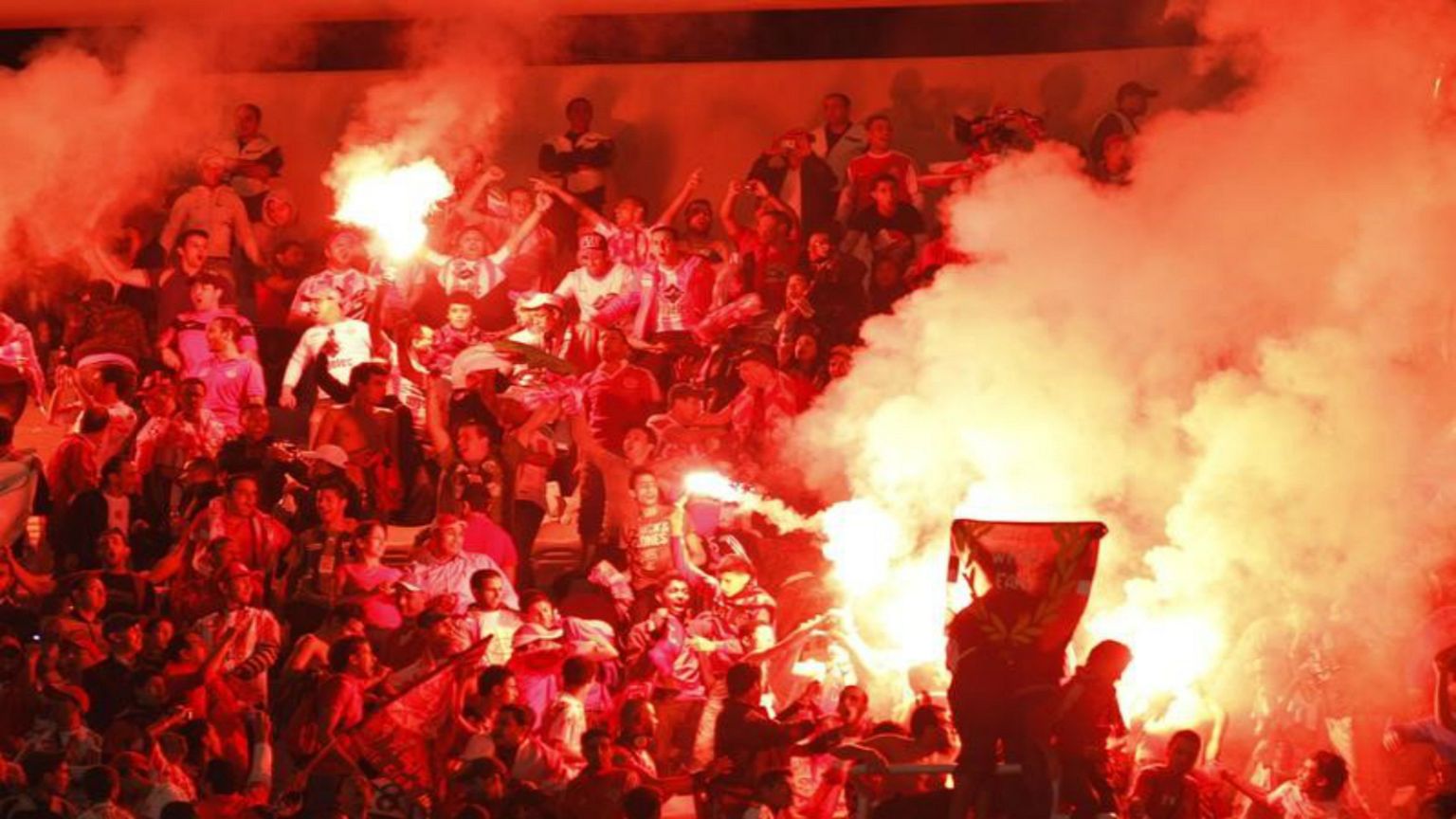 اعتقال 65 شخصا عقب أحداث شغب في مبارة الكوكب المراكشي والرجاء البيضاوي 