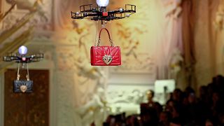 Drone'lar ünlü moda markasının defilesinde boy gösterdi