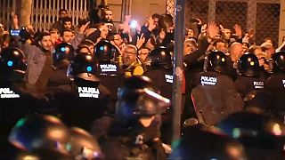 شاهد اشتباكات بين شرطة كتالونيا ومحتجين على زيارة ملك إسبانيا للإقليم 