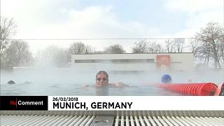شاهد: ألمان يتحدون البرد القارس بالسباحة في درجة حرارة -8 