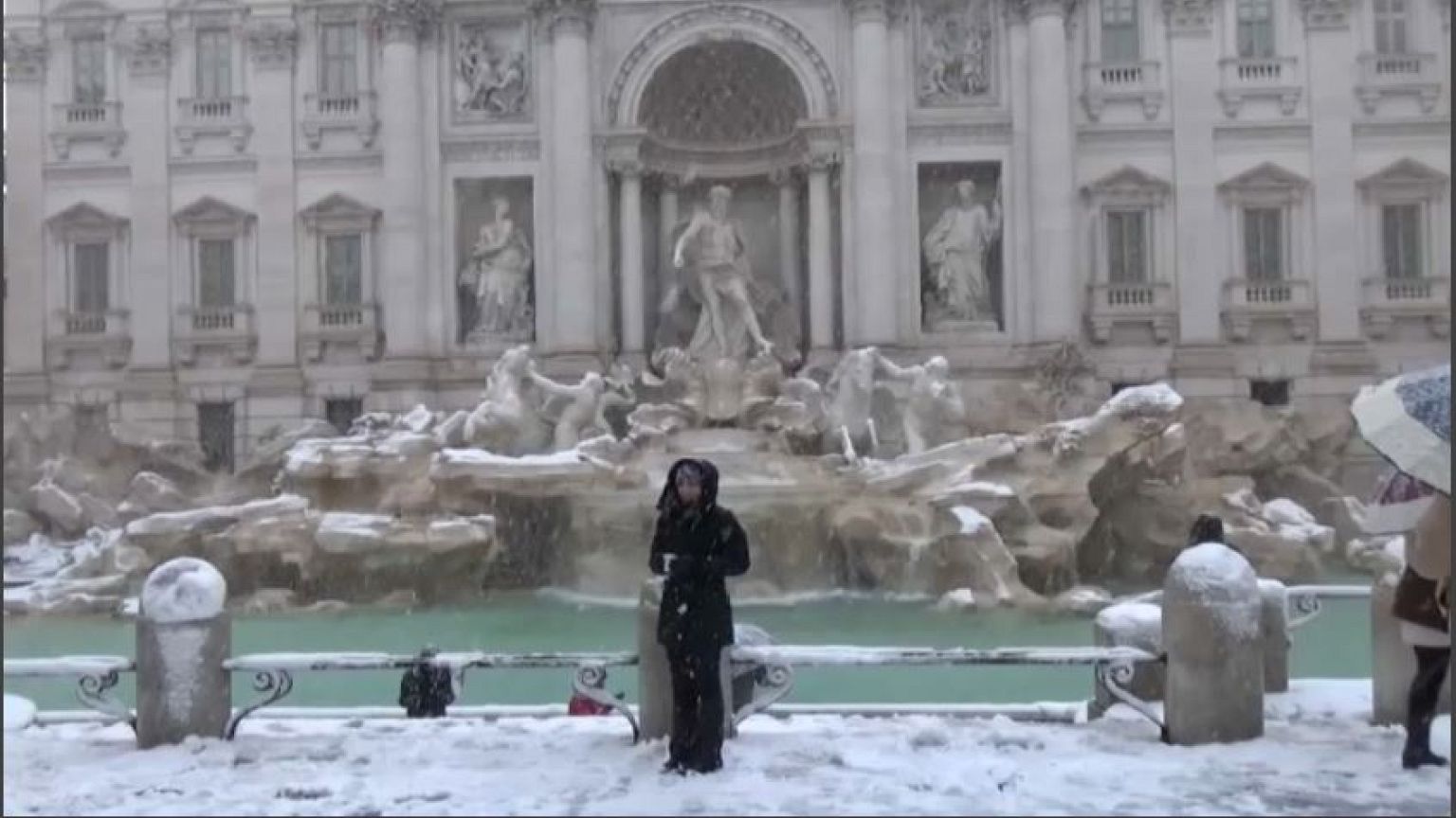Lo spettacolo di Roma sotto la neve