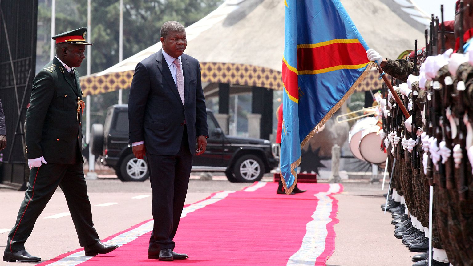 João Lourenço inspeciona tropas na recente visita ao Congo