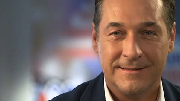 Radiotelevisão austríaca ORF processa vice-chanceler Strache Radiotelevisão austríaca ORF processa vice-chanceler Strache