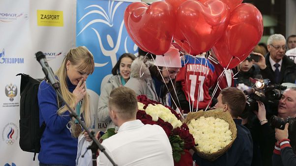 Verspätung und Heiratsanträge: Olympia-Athleten kommen nach Hause Verspätung und Heiratsanträge: Olympia-Athleten kommen nach Hause