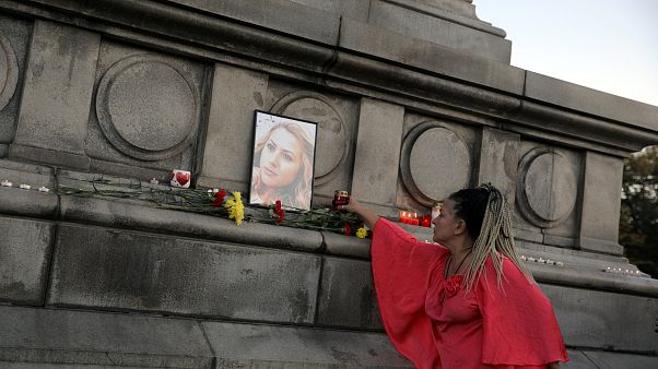 Βαρύ πένθος στη Βουλγαρία για τη δολοφονία της Μαρίνοβα Βαρύ πένθος στη Βουλγαρία για τη δολοφονία της Μαρίνοβα