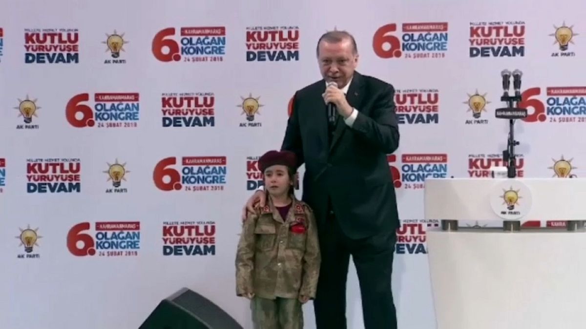 Erdogan alla bimba in lacrime: se sarai martire avrai tutti gli onori