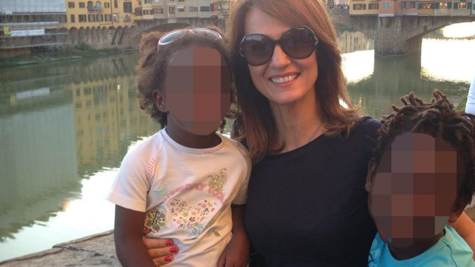 Gabriella mit ihren beiden Adoptivkindern
