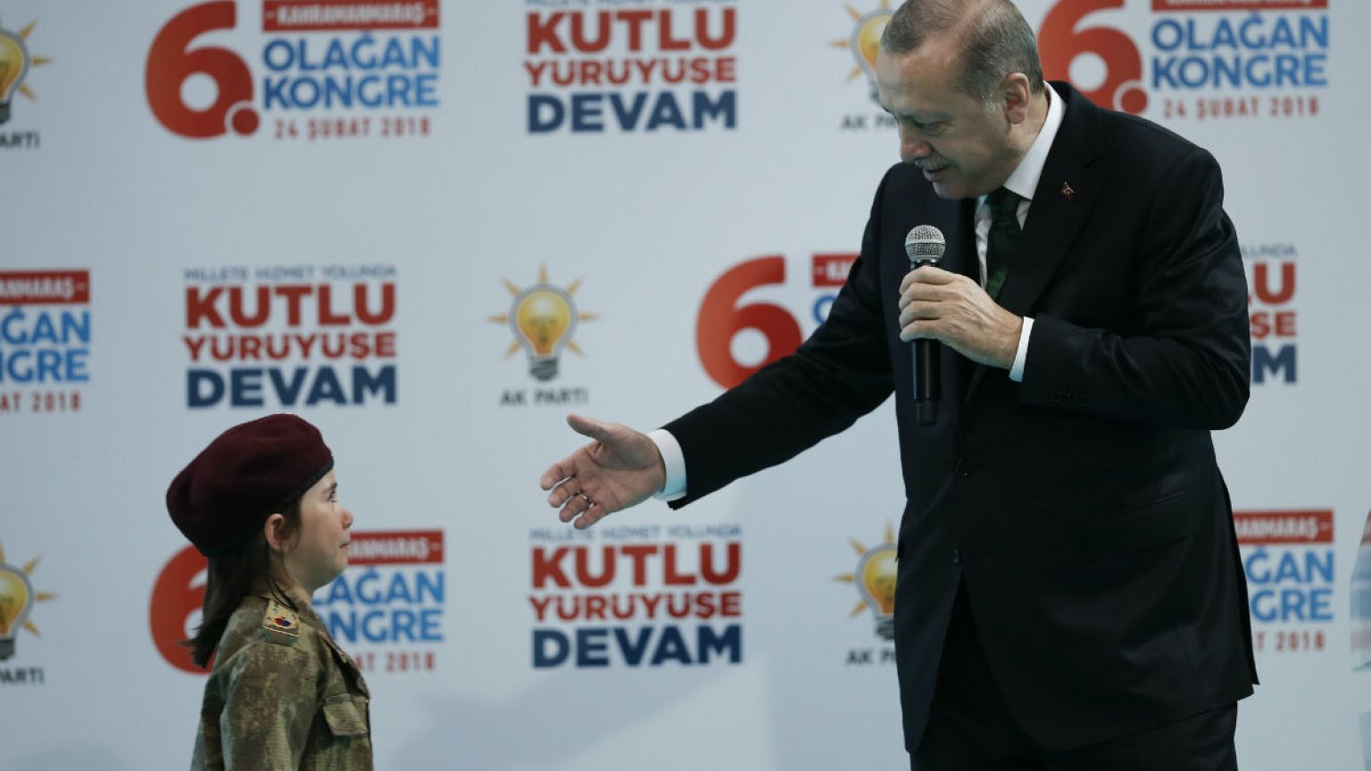 Bordo bereli küçük kız dünya basınında 