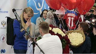 Esquiadoras russas recebidas em Moscovo com pedidos de casamento