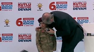 Türkische Kriegspropaganda: Erdoğan mit weinendem Kind