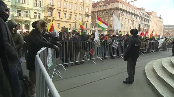 Tüntetés a prágai belügyminisztérium előtt Tüntetés a prágai belügyminisztérium előtt