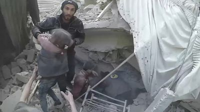 Syrien: Rettungsversuche nach Angriffen in Ost-Ghouta
