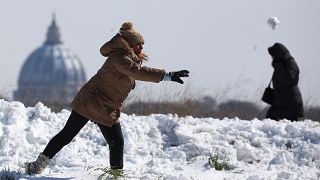 Schneeballschlacht und auf dem Eis rutschen: Spaß an Schnee in Europa