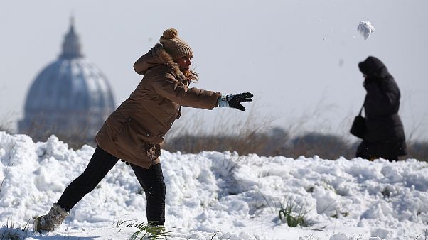 Schneeballschlacht und auf dem Eis rutschen: Spaß an Schnee in Europa Schneeballschlacht und auf dem Eis rutschen: Spaß an Schnee in Europa