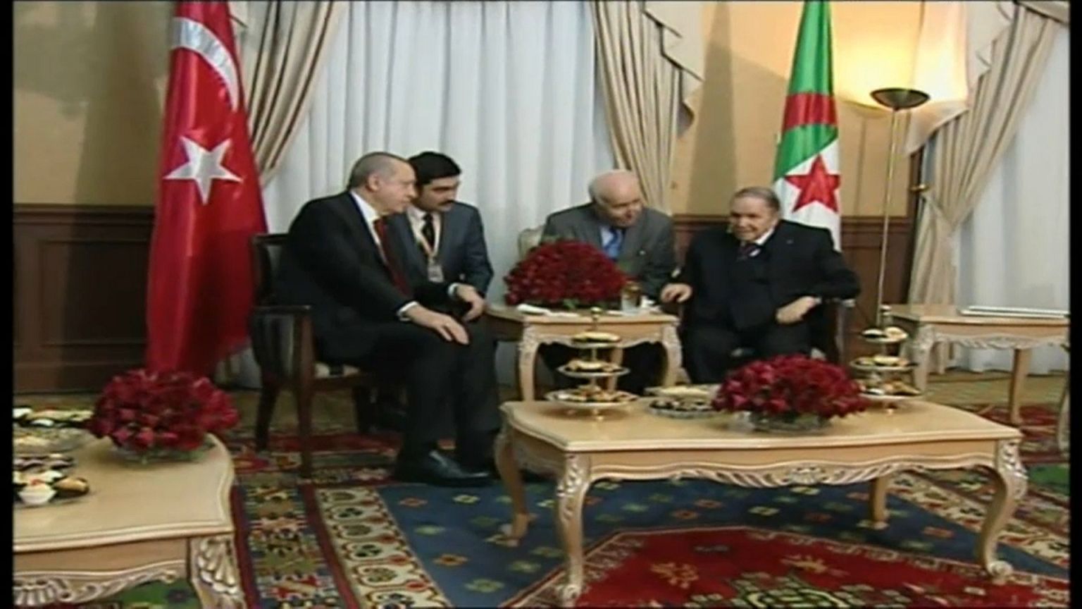 شاهد: ظهور نادر لبوتفليقة أثناء استقباله لإردوغان