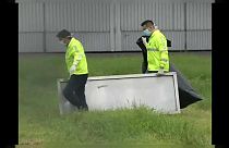 İki yolcu kaçak bindikleri uçaktan düşerek hayatını kaybetti