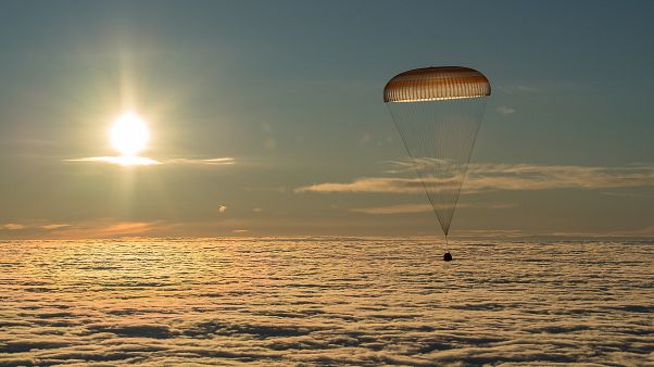 Drei Raumfahrer nach Monaten von der ISS zurück Drei Raumfahrer nach Monaten von der ISS zurück