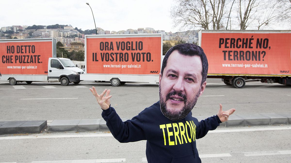 Tre manifesti per Salvini: a Napoli manifestazione contro il leader della Lega