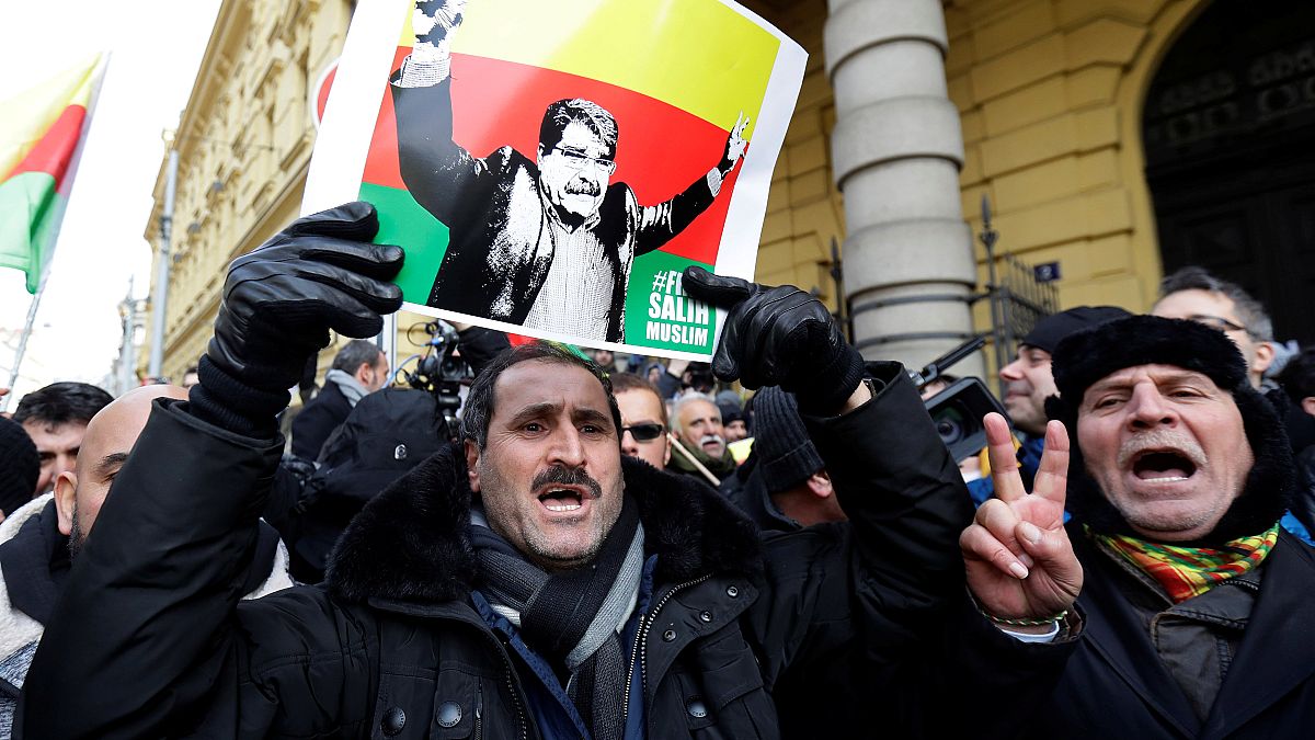 Muszlim támogatói a prágai bíróság előtt ünneplik a döntést