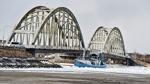 Danimarka: Balıkçı teknesi buz tutan nehirde sıkıştı 
