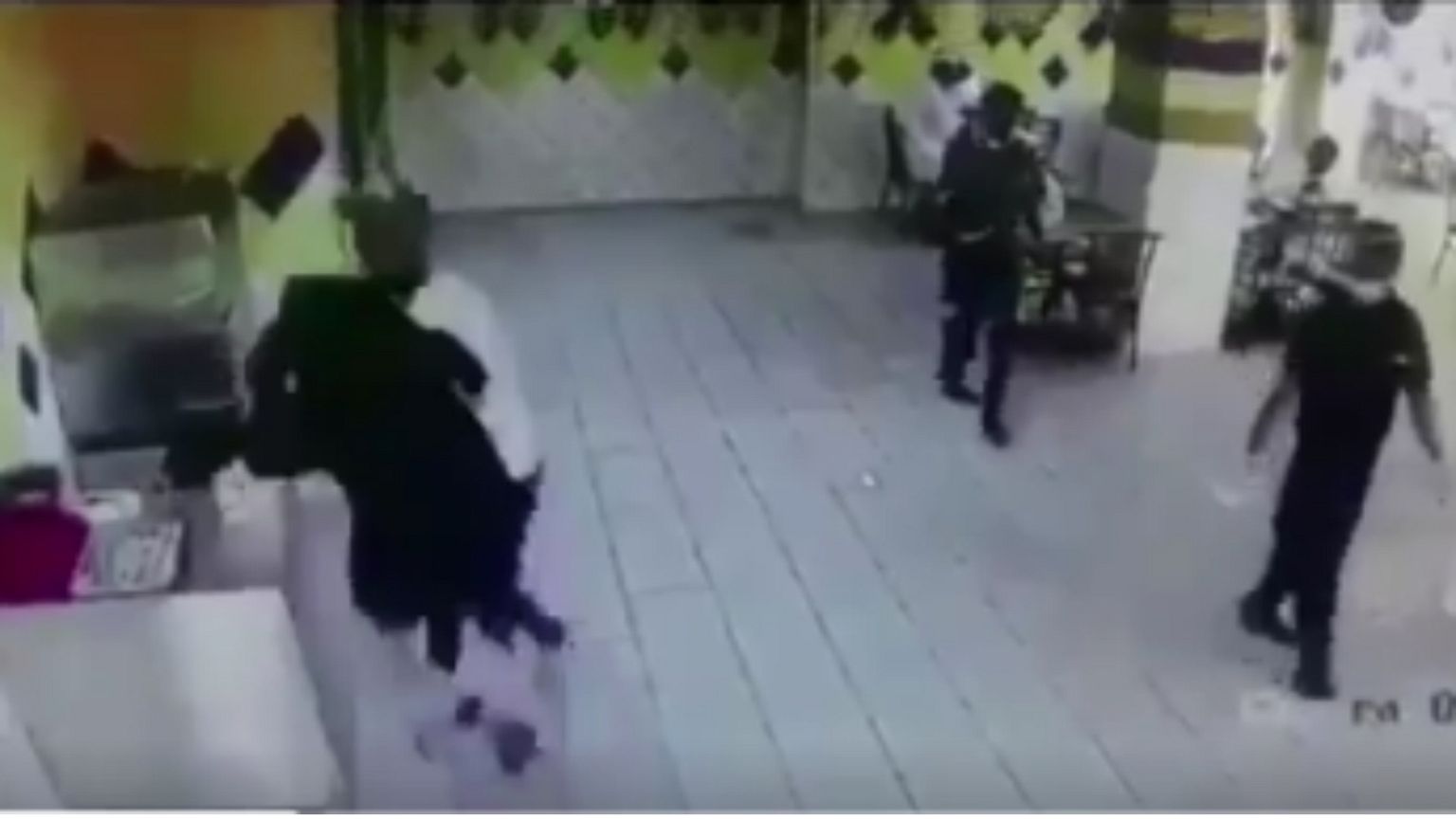 المرأة "النينجا" تظهر في السعودية وتهاجم شابا