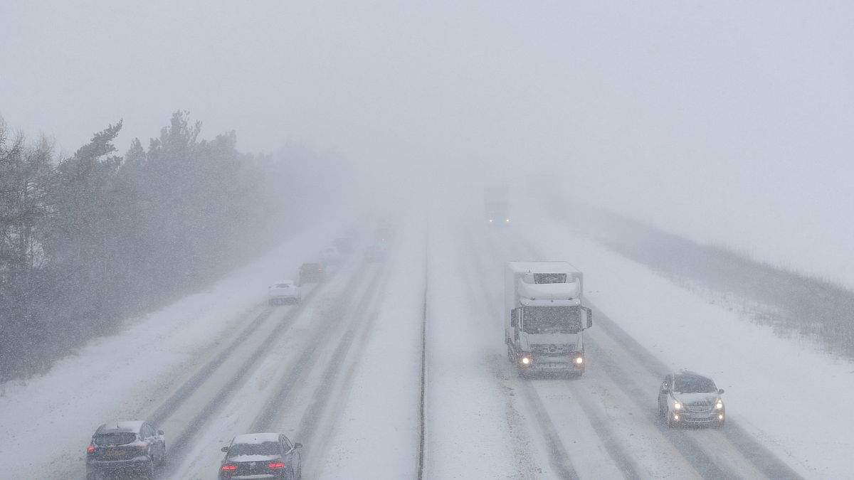 Kuzey Avrupa'da yoğun kar yağışından dolayı alarm verildi
