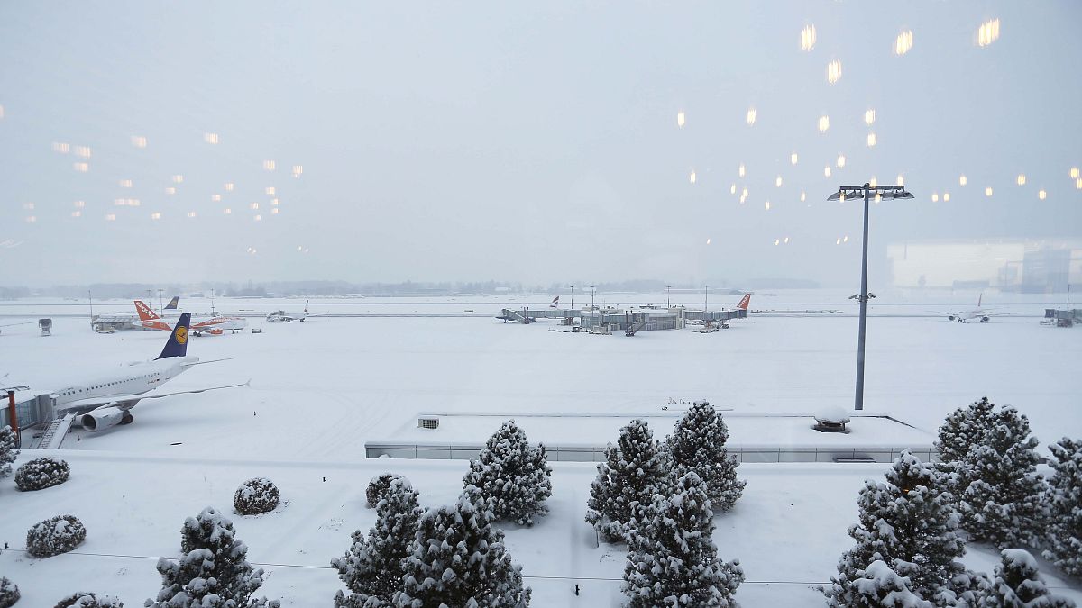 Cenevre Havalimanı'nda uçuşlara kar engeli