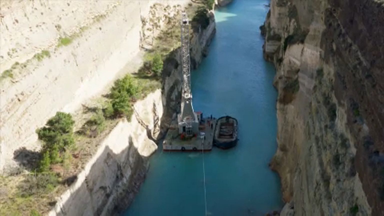 Ξεκίνησαν οι εργασίες καθαρισμού στη Διώρυγα της Κορίνθου