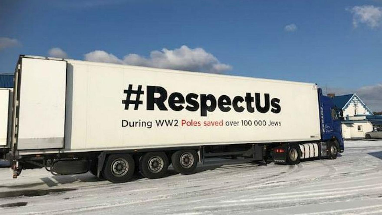 Mit der Aufschrift "Im 2.WK haben Polen mehr als 100.000 Polen gerettet"