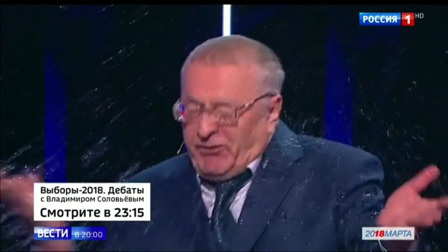 مرشحة رئاسية في روسيا تلقي كوبا من الماء على مرشح وصفها بالساقطة والمجنونة