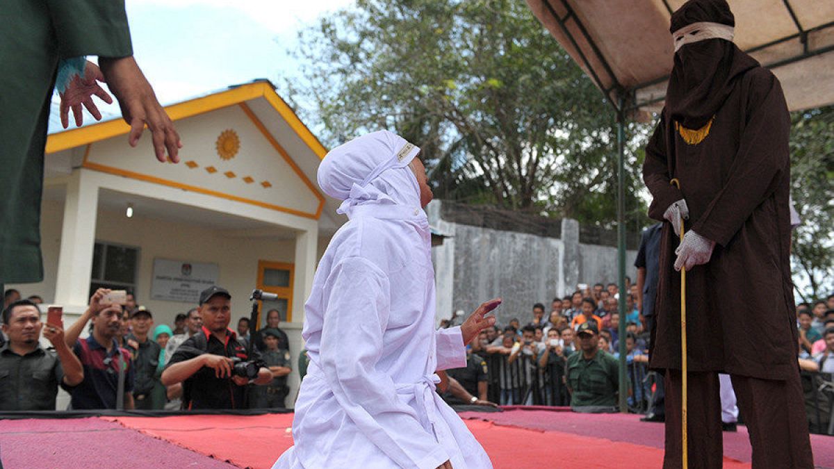Endonezya’da kumar oynayan Hristiyanlara kamçı cezası 