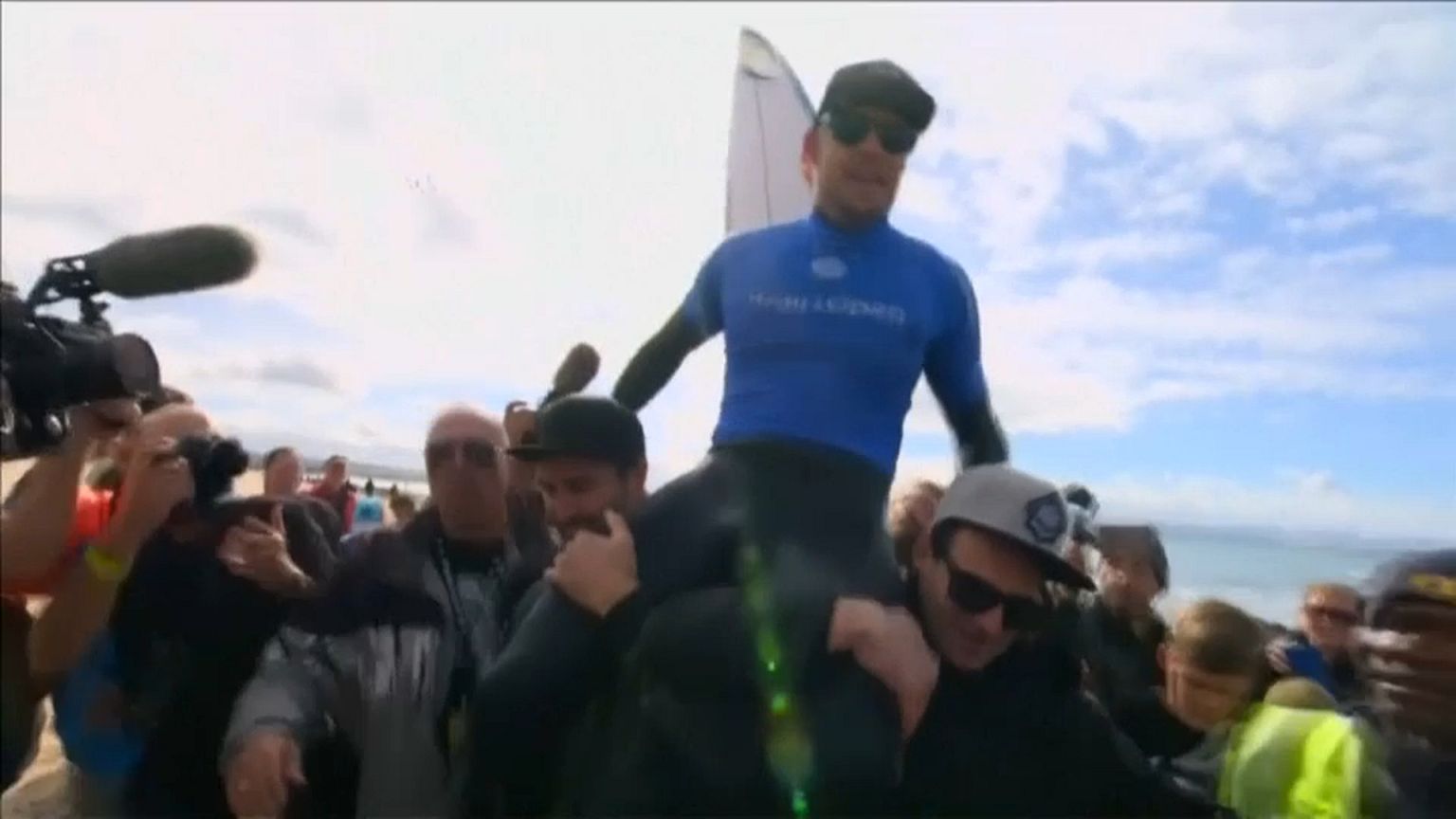Tricampeão de surf Mick Fanning anuncia retirada