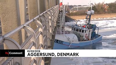 Un pesquero atascado en el hielo en Dinamarca