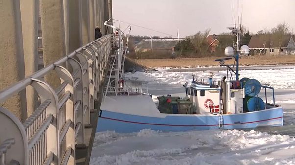 Danimarca: peschereccio contro un ponte a causa di Burian Danimarca: peschereccio contro un ponte a causa di Burian