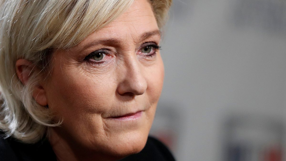 Le Pen arguida na Justiça francesa por difusão de imagens violentas 