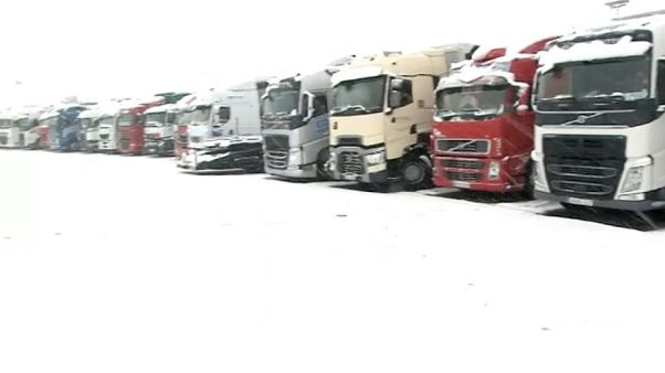 El frío siberiano colapsa aeropuertos y carreteras El frío siberiano colapsa aeropuertos y carreteras