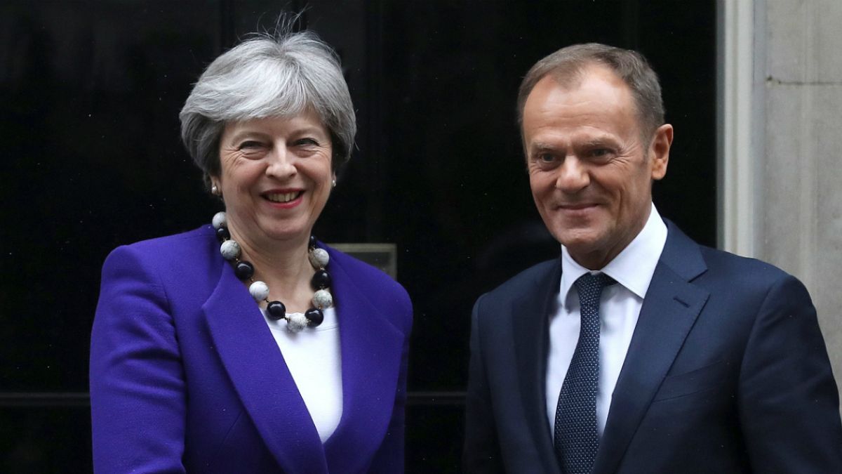 Theresa May reafirma compromisso em evitar fronteira entre as irlandas