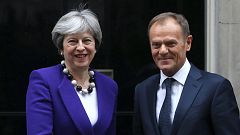 Theresa May reafirma compromisso em evitar fronteira entre as irlandas