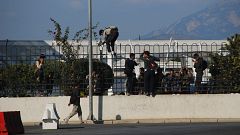 Yunanistan'da ergen erkekler karın tokluğuna seks işçiliğine zorlanıyor
