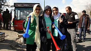 حاشیه بازی دربی ۸۶ و حضور دختران در محوطه بیرونی ورزشگاه آزادی
