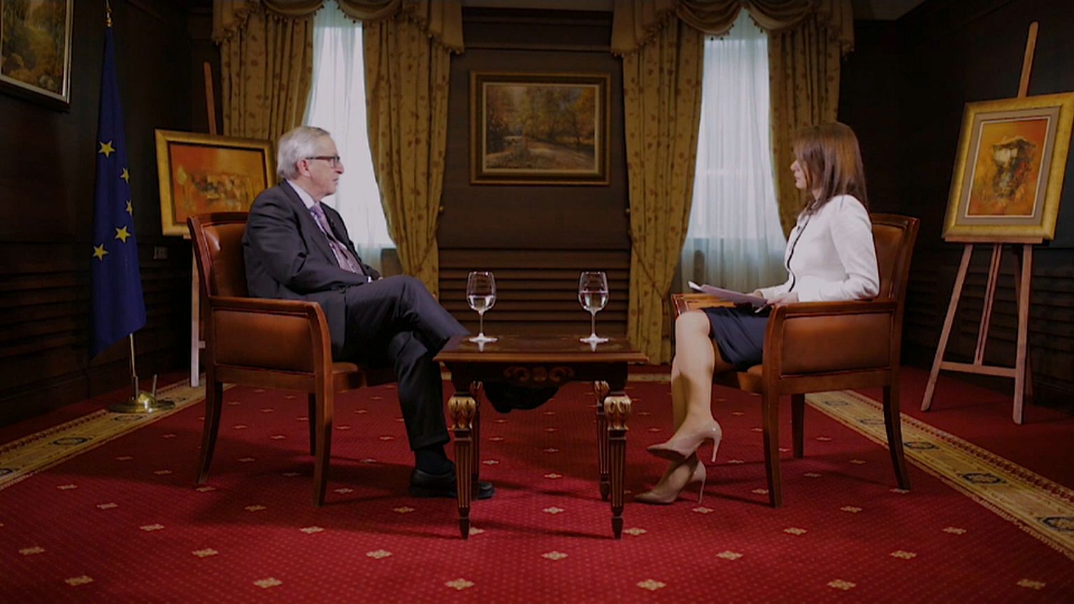 Jean-Claude Juncker entrevistado por Efi Koutsokosta em Sófia, na Bulgária