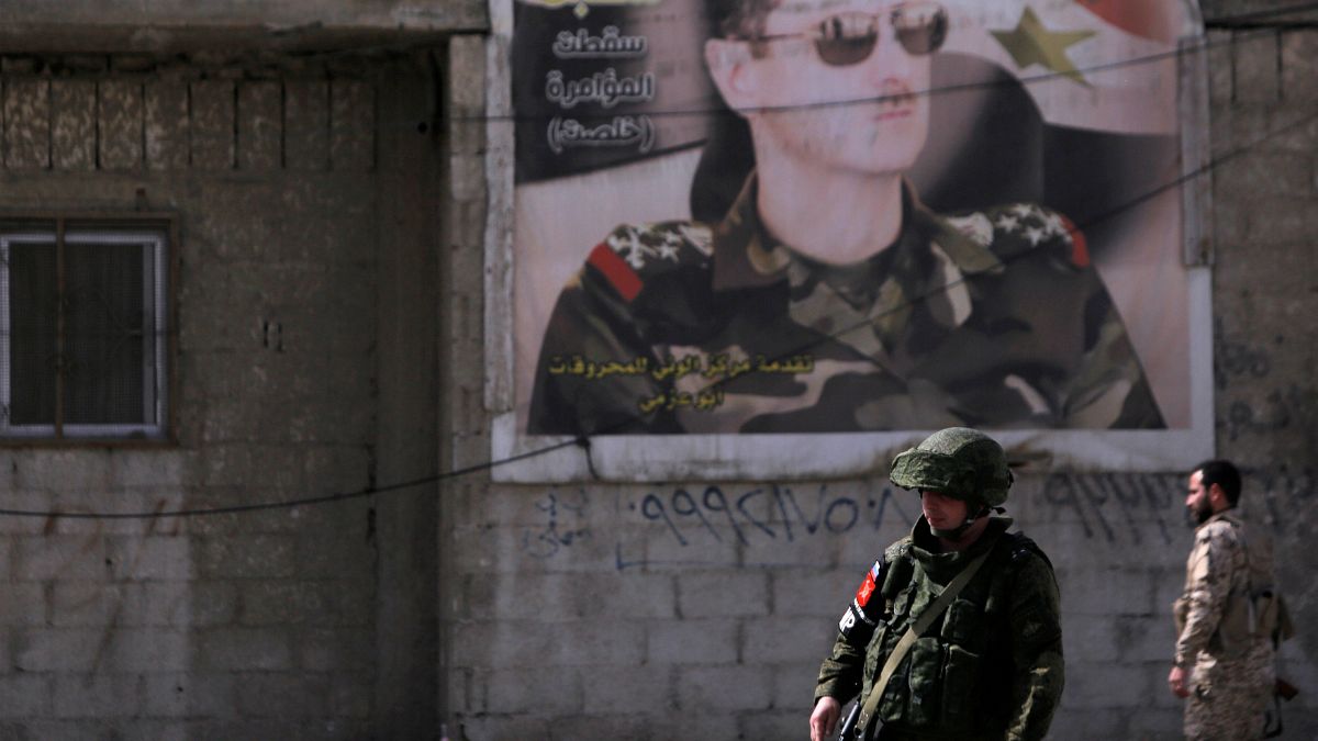 یک سرباز روس و یک سرباز نیروهای دولتی سوریه در کمپ وافدین در دمشق