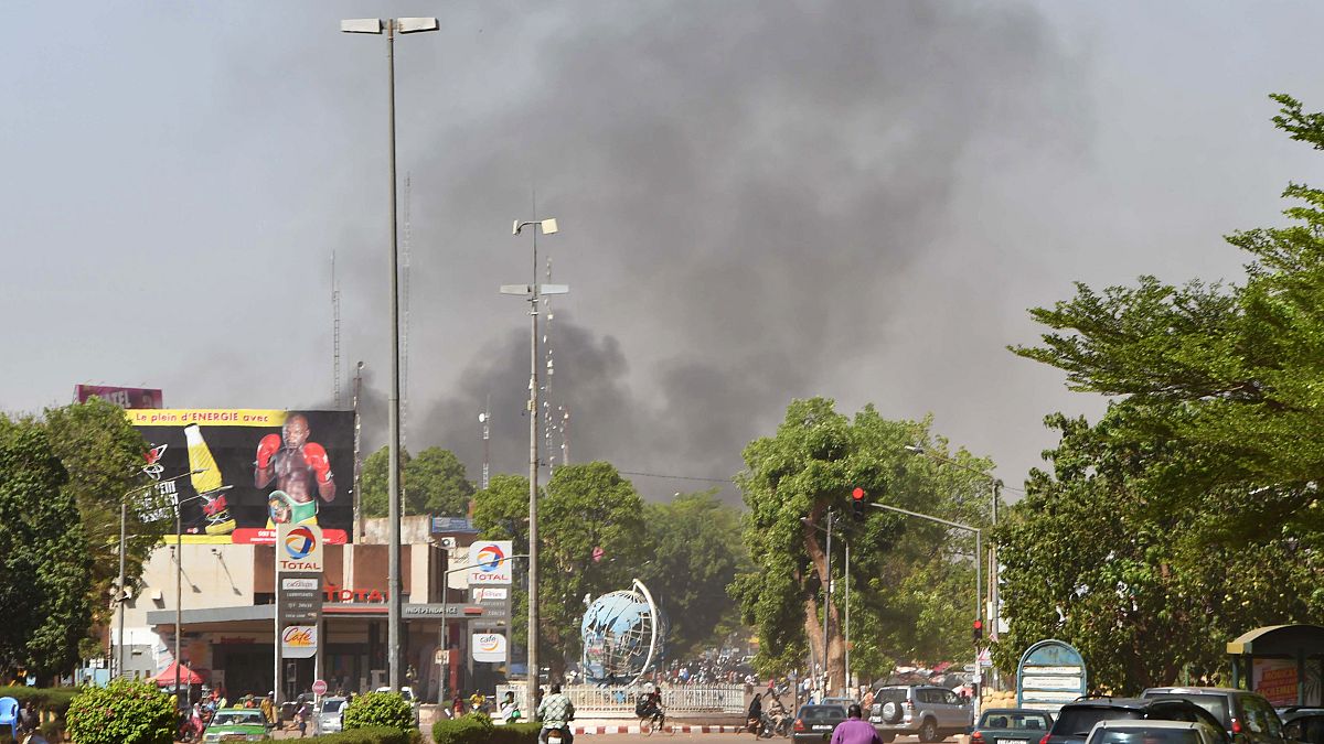 Il fumo nero di un'esplosione nel cielo di Ouagadougou