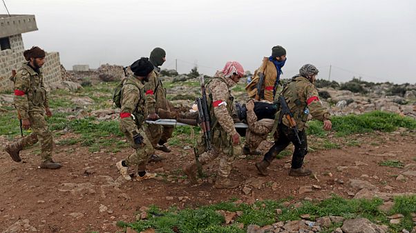 Elementos do Exército Livre da Síria retiram um ferido na zona de Afrin Elementos do Exército Livre da Síria retiram um ferido na zona de Afrin