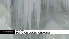 Croazia, muri di neve e laghi ghiacciati nel parco di Plitvice