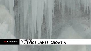 Croazia, muri di neve e laghi ghiacciati nel parco di Plitvice